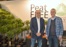 Jack Goossens, scheidend voorzitter van de Raad van Commissarissen van Royal FloraHolland, samen met de directeur van de coöperatie Steven van Schilfgaarde. De heren staan in de stand bij Gova, het bedrijf van de familie Goossens, dat gespecialiseerd is in laurier en ook doende is de teelt (deels) veenvrij te organiseren.